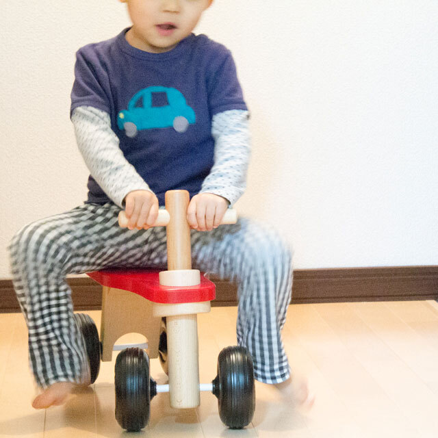 マイカーに乗っている様子