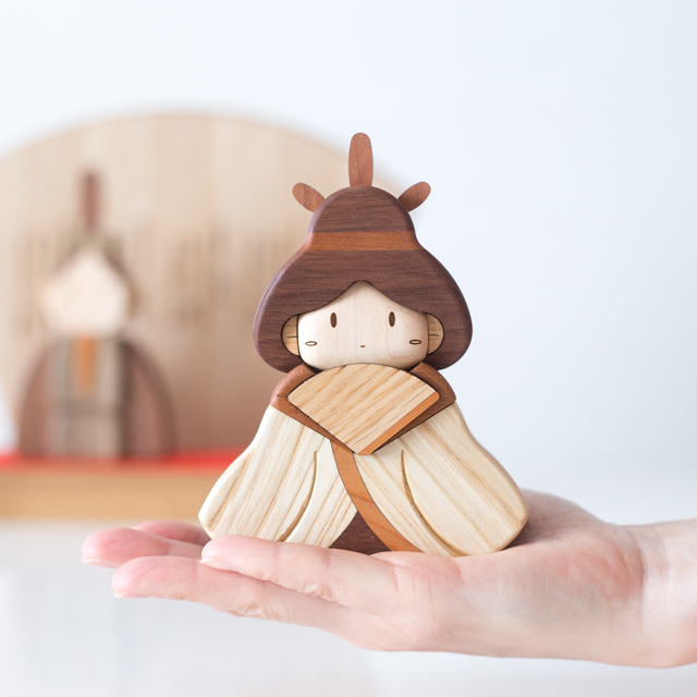 女雛手に乗せたサイズ感