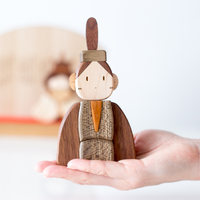 お内裏様手にのせたサイズ感