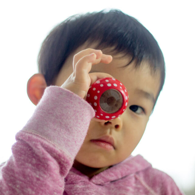 マッシュルームカレイドスコープ赤で遊ぶ子供