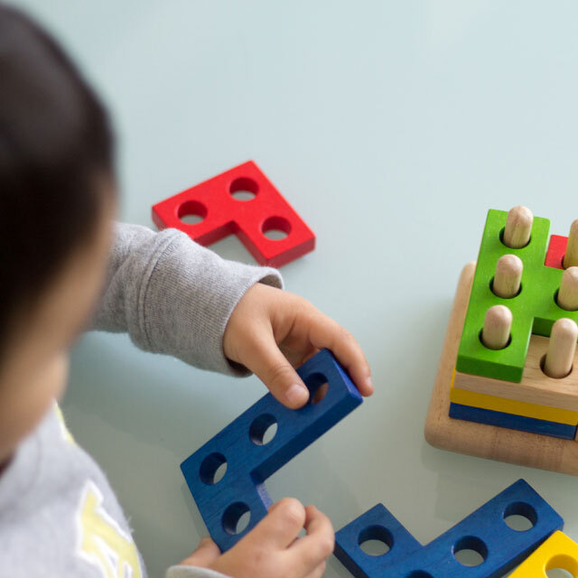スタッキングジグソーズで遊ぶ子供