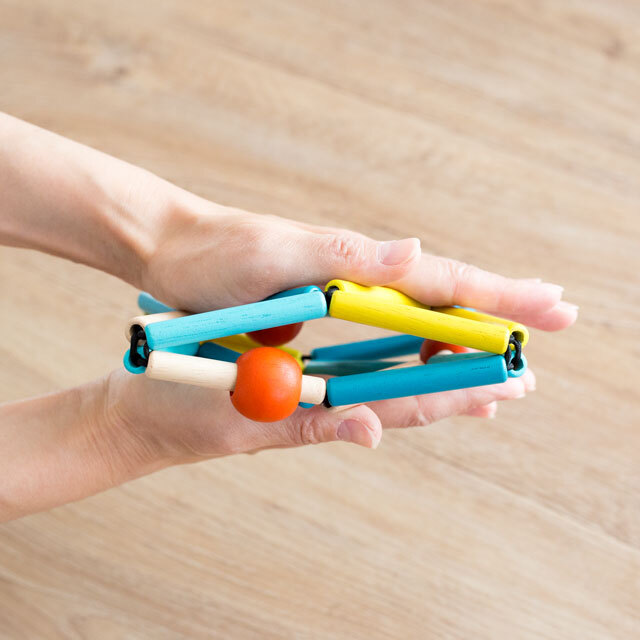 GRABBER(グラバー)【ヒロ・コーポレーション】【にぎにぎおもちゃ・カタカタ】【0歳~】 グラバーを両手で潰した様子