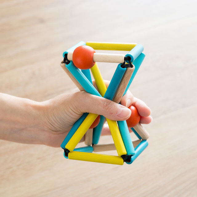 GRABBER(グラバー)【ヒロ・コーポレーション】【にぎにぎおもちゃ・カタカタ】【0歳~】 片手で握った様子