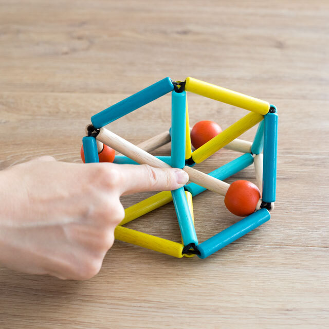 GRABBER(グラバー)【ヒロ・コーポレーション】【にぎにぎおもちゃ・カタカタ】【0歳~】 指で押しつぶした様子