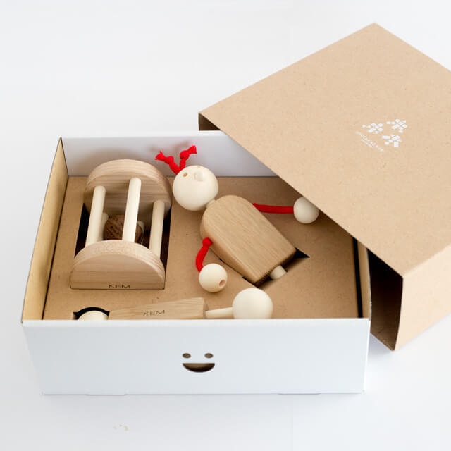 赤ちゃん新生児おもちゃは温もりある木のおもちゃがおすすめ