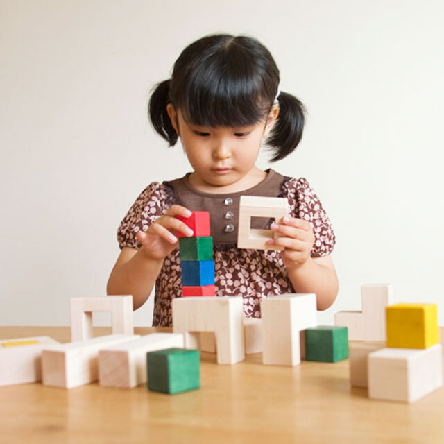 CUBICOLO QUADRO(クビコロ クアドロ)【マストロ・ジェッペット】【日本製積木】【グッドデザイン受賞】【1歳~】【送料無料】 クビコロ クアドロで遊ぶ女の子