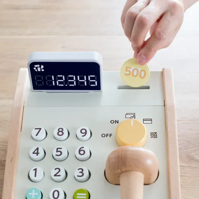 レジにコインを投入支払い