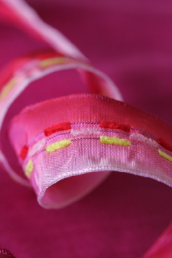 フランス製ワイヤーリボン・グラデーションステッチFuchia 25ミリ幅　