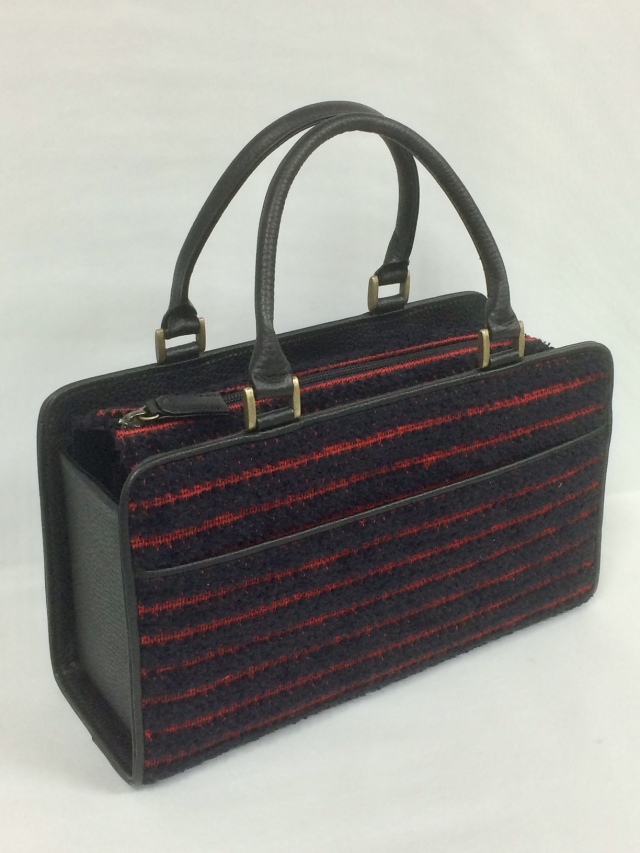 657B 前ポケット・天ファスナー付きボックス型手提げ　革付属使用