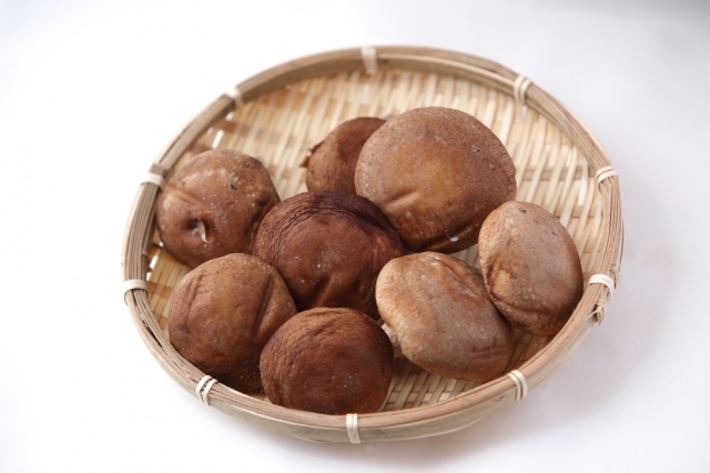 椎茸 1パック=6個入り(秋田産など)