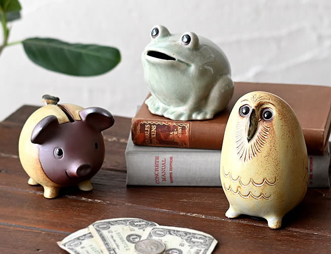 陶器の小さな貯金箱