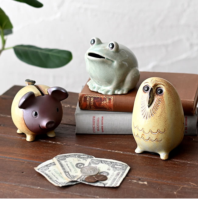 陶器の小さな貯金箱