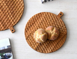 手彫りのカッティングボード ラウンド