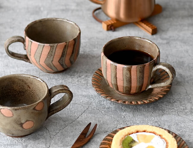 伝統的なデザインのマグカップ4個と海外アート小物セット 伝統的なデザインのマグカップ4個と海外アート小物セット