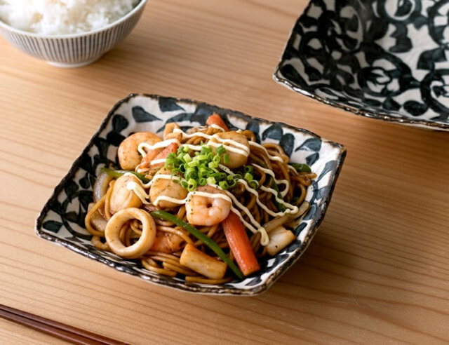 唐草角鉢／手描きのたこ唐草模様が美しい陶器のうつわ｜ゼネラルストア