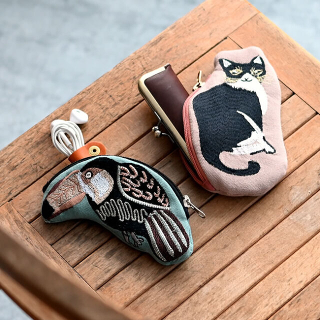 MOTIF 刺繍ポーチ 月と動物たちを描いた立体刺繍のコットンポーチ