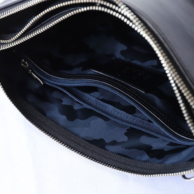 姫路産シュリンクオイルレザーの三層収納のサコッシュ