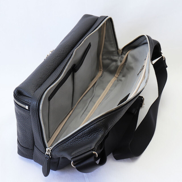 大きく開くメイン収納