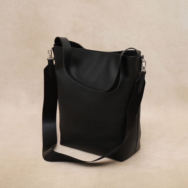 イタリアンレザーのワンショルダー。国内の熟練職人が作る日本製バッグ