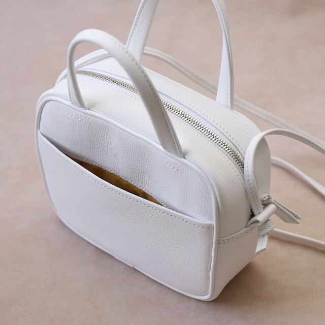 イタリアンレザーのミニショルダー。国内の熟練職人が作る日本製バッグ