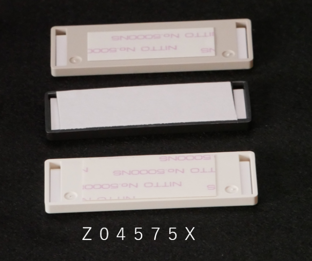 両面テープで固定するタイプのネームプレートです。