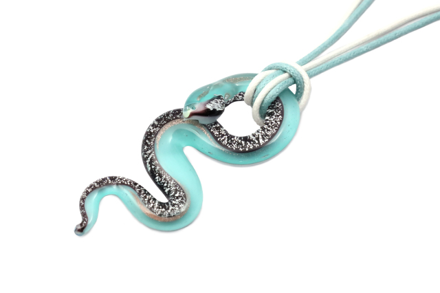ムラーノグラス 蛇型ペンダント　ミントブルー＆シルバー　フリーサイズネックレス付き