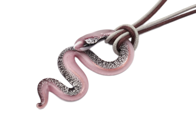 ムラーノグラス 蛇型ペンダント　モーブピンク＆シルバー　フリーサイズネックレス付き