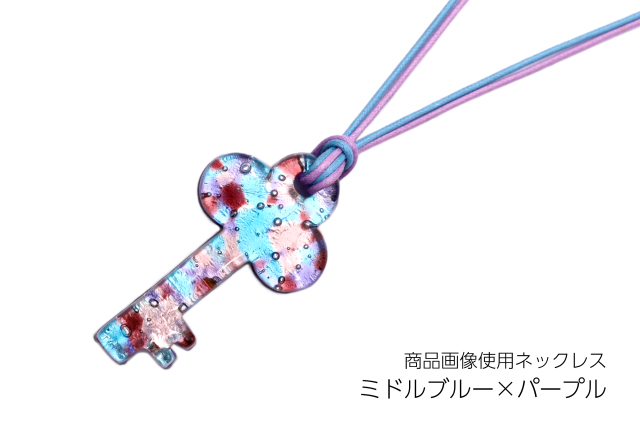 ピアストリーネ　鍵型ペンダント