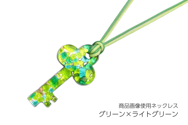 ピアストリーネ　鍵型ペンダント