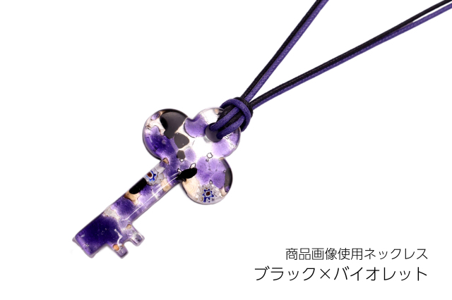 ピアストリーネ　鍵型ペンダント