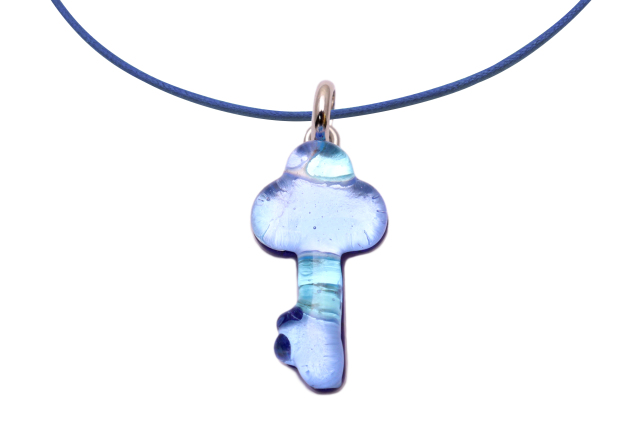 ピアストリーネ　鍵型ペンダント