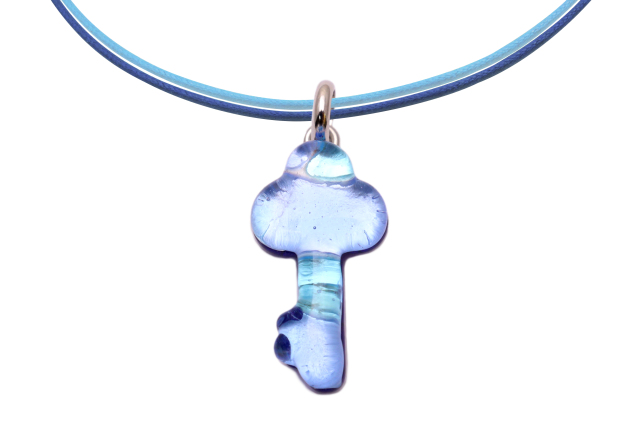 ピアストリーネ　鍵型ペンダント