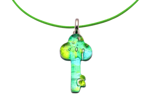 ピアストリーネ　鍵型ペンダント