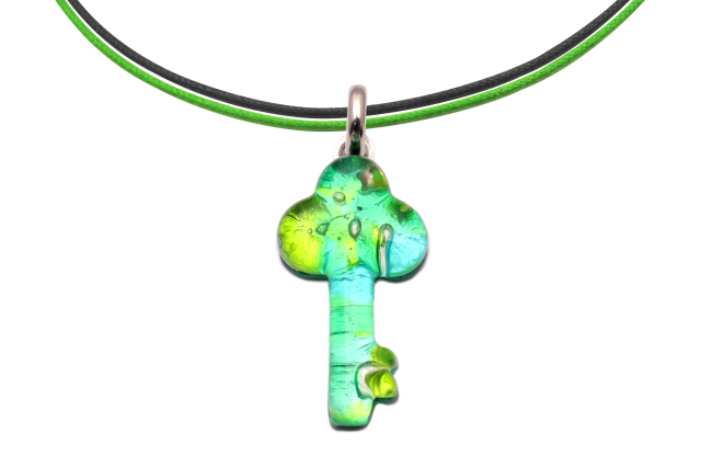 ピアストリーネ　鍵型ペンダント