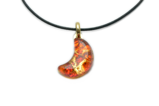 ムラーノグラスペンダント　月型ペンダントトップ18mm　レッド×オレンジ＆ゴールド　ネックレス付き