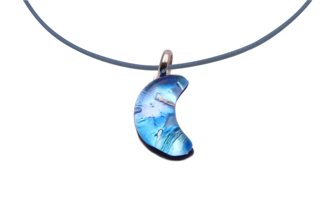 ムラーノグラスペンダント　月型ペンダントトップ18mm　ブルー＆シルバー　ネックレス付き