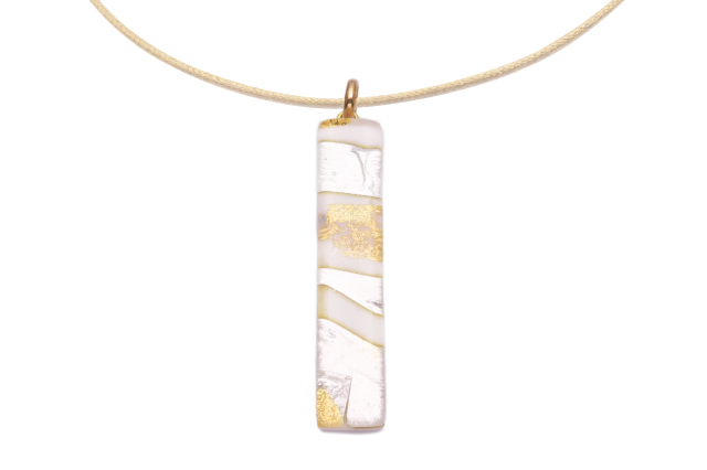ムラーノグラスペンダント　スクエア型ペンダントトップ50mm×10mm　ホワイト&シルバー×ゴールド ネックレス付き