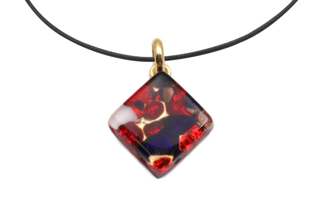 ピアストリーネ　スクエア型ペンダント