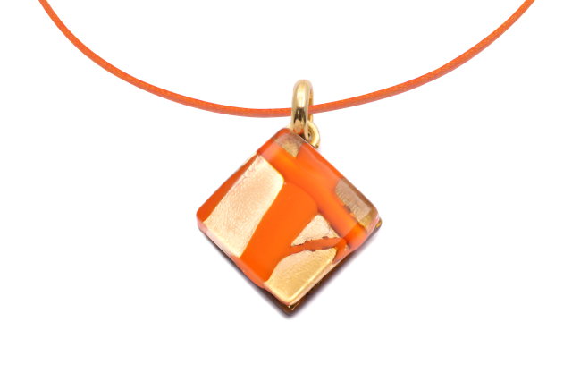 ピアストリーネ　スクエア型ペンダント