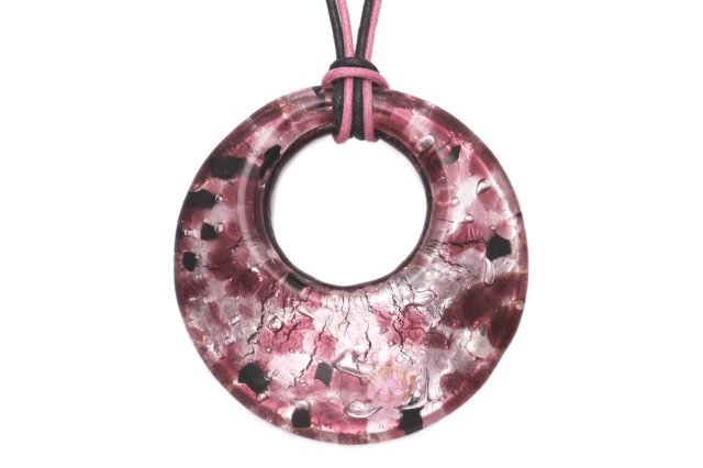 ムラーノグラスペンダント　ドーナツ型ペンダントトップ50mm　レッドパープル×ブラック＆シルバー　フリーサイズネックレス付き