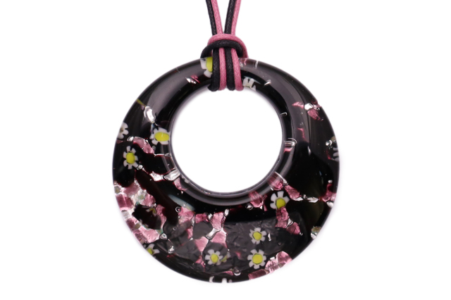 ムラーノグラスペンダント　ドーナツ型ペンダントトップ50mm　レッドパープル（ミレ入り）×ブラック＆シルバー　フリーサイズネックレス付き