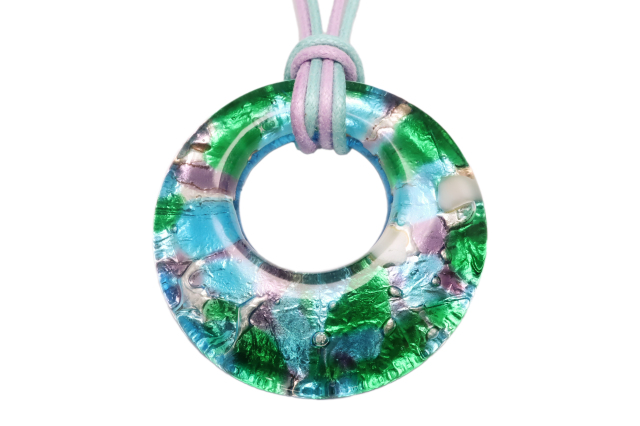 ムラーノグラスペンダント　ドーナツ型ペンダントトップ40mm　グリーン×ブルー×パープル＆シルバー　 フリーサイズネックレス付き
