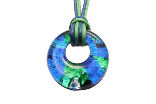 ムラーノグラスペンダント　ドーナツ型ペンダントトップ25mm　ブルー×グリーン＆シルバー　フリーサイズネックレス付き