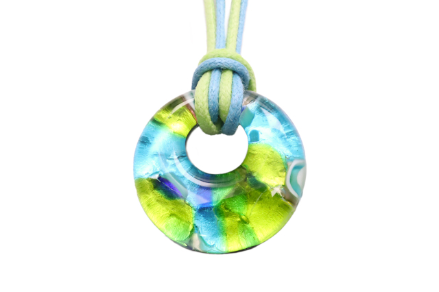 ムラーノグラスペンダント　ドーナツ型ペンダントトップ25mm　ライトグリーン×ブルー＆シルバー　フリーサイズネックレス付き