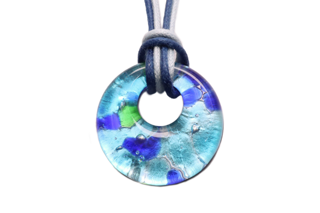 ムラーノグラスペンダント　ドーナツ型ペンダントトップ25mm　 ブルーモザイク＆シルバー　 フリーサイズネックレス付き