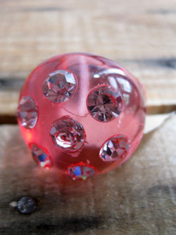 クリニャンクールで仕入れたパリのデッドストックアクセサリー