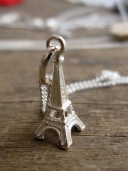 パリのアクセサリー　エッフェル塔チャーム