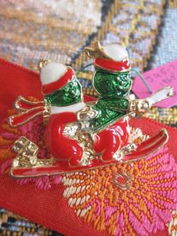 パリ蚤の市　デッドストックアクセサリー　クリスマスそりブローチ