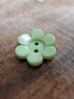 デッドストック ヴィンテージボタン プラスティックお花ボタン Otti オッティ パリやイタリア ベルギーのインポート子供服 インポートセレクトショップ