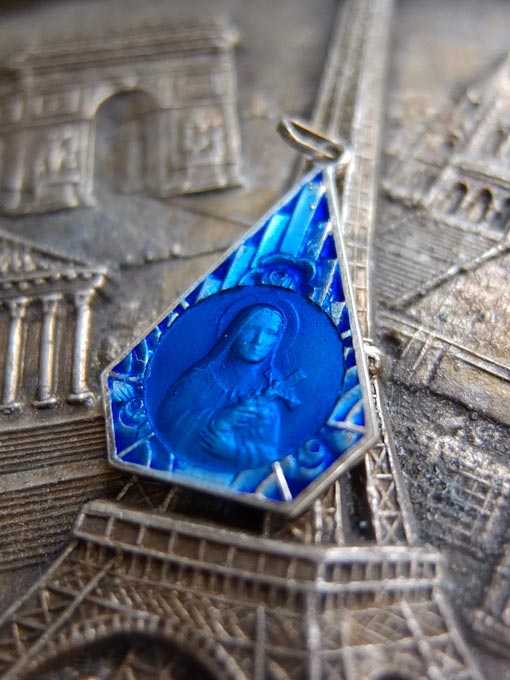 パリ蚤の市　クリニャンクールのデッドストックアクセサリー　メダイ